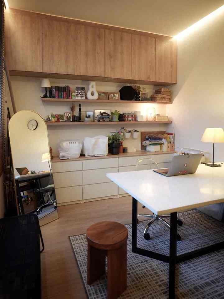 ⭐️Tips for maximizing space at home, corner⭐️

This room is actually large enough to be used as a work space, but because I share it with my husband, we divide it in half into two sides with a large table in the middle. I use this space as a space for my arts and crafts hobby, so I have quite a lot of retail items. Because of that, I need quite a lot of storage space and one way to get around this is by making custom hanging shelves on the ceiling and also using open shelves which are used to store necessities as well as decorations.
_
#NarrowSpace
#MaximizeSpaceTips
#NeverTooSmall
#Athomecorner
#homeFinds
#HomeDecorInspo
#HomeDecor