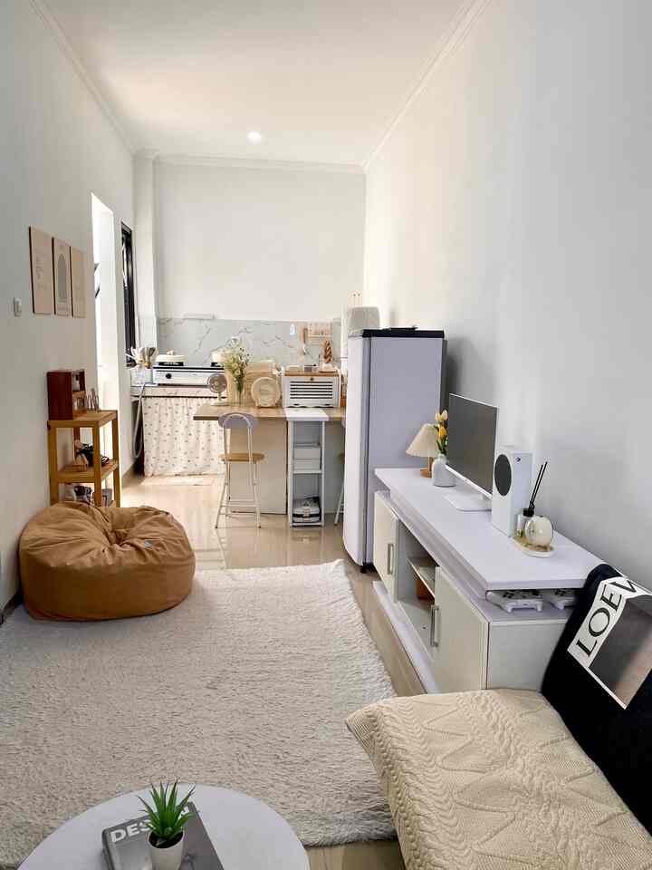 Rumah yang mungil ini aku maksimalkan penggunaan space dan barang ya ada dengan penataan antara ruang tamu, meja makan dan dapur yang segaris.
Meja makan yang di tata seperti ala cafe sebagai pembatas dengan area dapur yang mini. Bagian rak tv juga sejajar dengan sofa, supaya bagian depannya masih luas untuk bersantai.

#RuangSempit
#TipsMaksimalkanRuang
#NeverTooSmile