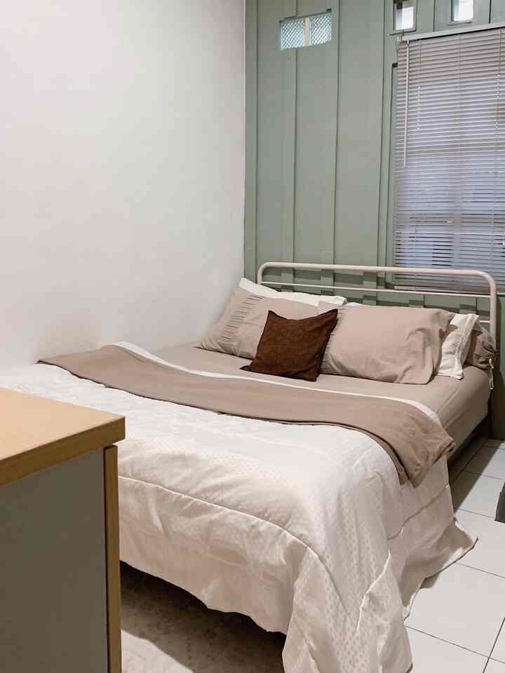 Ini adalah 2 kamar tidur dirumahku. 
- Kamar pertama adalah kamarku dan suami, karna kamar ini dipakai setiap hari jadi lebih banyak lemari dan organizer lainnya.
- kamar kedua adalah kamar 2 adikku dengan bunkbed. Karna kamar ini tidak setiap hari digunakan jadi tidak banyak furniture disini.

Semoga menginspirasi🫶🏻
#bedroominspiration
#inspirasikamar
#bekasi
#rumahmungil
#rumah66m
#japandibedroom