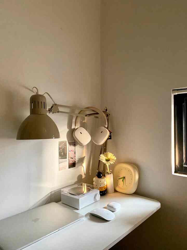 Work space atmosphere with a little sunlight in the morning. Several matching decoration items to make the atmosphere more cozy.

#homeinspo #ruangkerja #dekorasimejakerja #desksetup #deskorganize