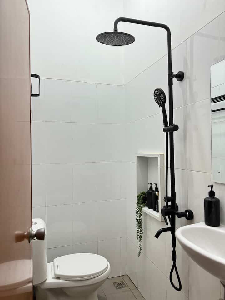 Memanfaatkan ruang terbatas pada kamar mandi kami yang berukuran kecil dengan membuat rak permanen untuk menaruh kebutuhan bathroom, seperti botol sabun, tempat sikat gigi dll. 

#KamarMandiMinimalis
#PemanfaatanRuangTerbatas
#RumahDepok
#DekorasiLowBudget
#BlackNWhite