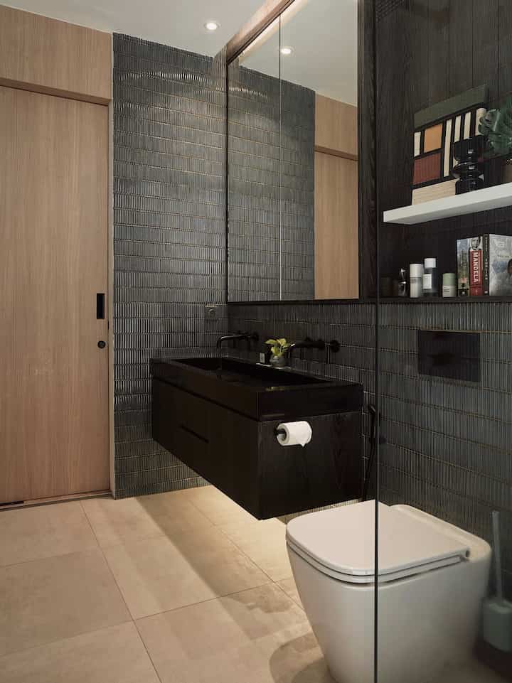 ☀️Master Bathroom☀️

Kamar mandi utama yang tone nya paling beda dari ruangan lainnya. Pertama kali lihat keramik hijau itu aku langsung suka dan pingin kamar mandi ku berasa ada tropical vibes nya. Dari awal aku sudah info ke interior designer ku kalo aku mau wastafel yang bisa untuk berdua biar ga rebutan, dan karena tidak menemukan wastafel hitam yang sesuai dengan keinginan, maka kami menggunakan custom dengan bahan solid surface.
_
#KamarMandi
#MasterBathroom
#Dirumahpojok
#ModernTropical
#BathroomInspo
#TropicalBathroom
#InspirasiKamarMandi