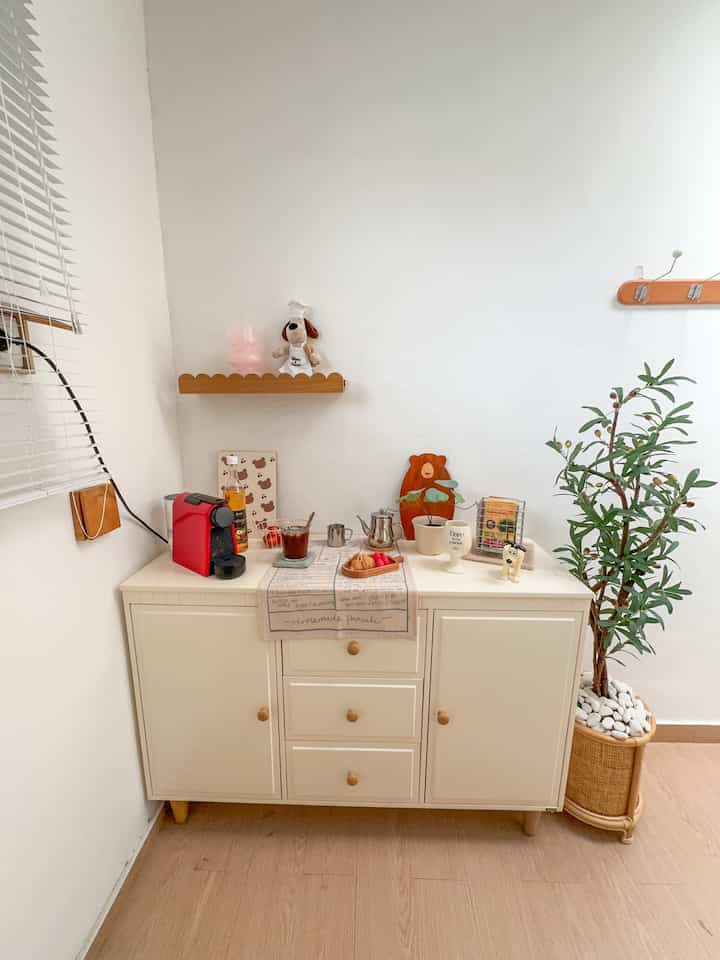 Karna ruangan aku kecil menganut sistem studio, jadi untuk dapur aku hanya menggunakan kabinet lemari biasa saja biar tetap keliatan minimalist dan tidak terlihat sempit. Saranku memang untuk yang ruangannya kecil maksimalkan dengan menggunakan lemari sebagai media penyimpanannya


#Ruangsempit #tipsmaksimalkanruang #nevertoosmall #minikitchen #kitcheninspo #kitchendecor #inspirasidapurkecil #ruangstudio #studio 