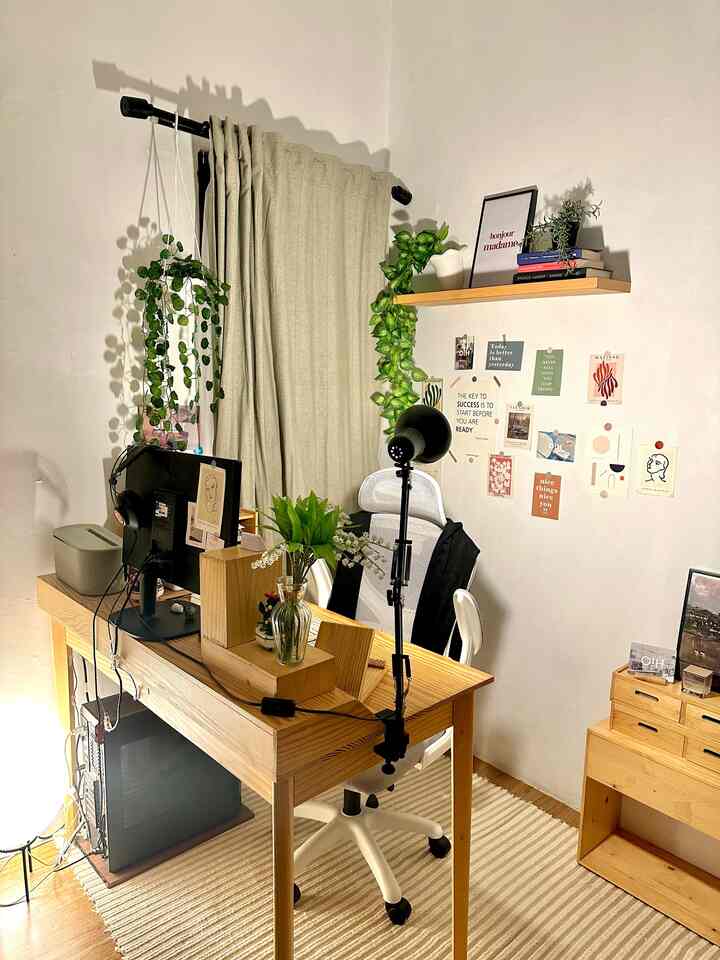 Ruangan kantor pada malam hari

#ruangkantor #ruangankantor #homestagram #homedecor #homedecorating #ruangbelajar #areabelajar