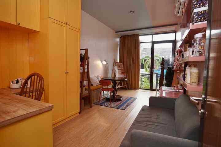 Ruangan ini sebenernya gak besar-besar banget, cuma 3x6m aja. Tapi di sini Cabe berusaha maksimalin ruangan yang ada dengan ngebaginya menjadi 3 fungsi, ruang kerja, ruang packing yang bisa juga jadi tempat Cabe menjamu tamu dan tempat display produk~ 

Kuncinya adalah setiap barang harus ada rumahnya dan fungsinya harus sesuai dengan apa yang seharusnya. Setiap barang harus dikembalikan ke tempatnya agar ruangan jadi lebih tertata✨ #RuangSempit #homesweethome #90sqm #jotun #ikea
#TipsMaksimalkanRuang #NeverTooSmall