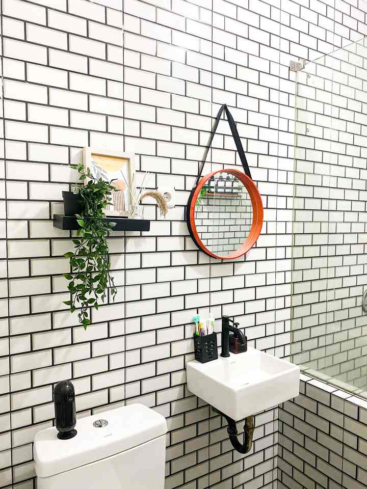 Kamar mandi satu-satunya dengan nuansa black & white menggunakan pencahayaan cool white agar terkesan clean. Kamar mandi ini berukuran 2 x 2,7 m2 posisinya bersebelahan dengan dapur mungil kami

#BathRoom
#KamarMandi
#IdeKamarMandi
#StylingBathRoom
#wastafelputih 
#sanitary
#lowbudgetdecor
#Bekasi
