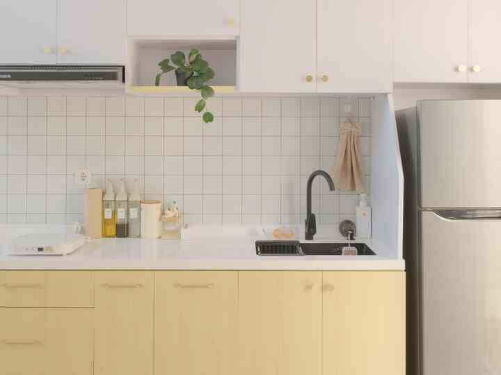 Tips pemilihan furniture atau kabinet untuk memaksimalkan penyimpanan di rumah yang mungil di Damaruma

1. Dapur di Damaruma hanya berukuran 3x3 (include dengan dining table) kitchen station hanya segaris berukuran panjang 2,2m. Untuk memaksimalkan penyimpanan agar tidak penuh, kami membuat banyak storage pada kitchen set dengan kabinet di bagian atas 2 level, untuk menyimpan barang-barang yang jarang di pakai.

2. Pada mini home office berukuran 2x3 menggunakan meja kerja yang ada kabinet dan lacinya sebagai penyimpanan tertutup dan tambahan storage

3. Menambahkan storage laci pada dipan di master bedroom, bisa digunakan untuk menyimpan sprei selimut dan barang-barang lainnya

4. Living Room di Damaruma sekaligus menjadi ruang tamu, sehingga penggunaan tv cabinet yang terdapat bagian yang bisa ditarik menjadi meja tamu sangat berguna, ketika tidak ingin menggunakan meja maka bisa disimpan kembali ke tv cabinet.

#RuangSempit #TipsMaksimalkanRuang #NeverTooSmall #FurnitureMinimalist #JapandiHouse