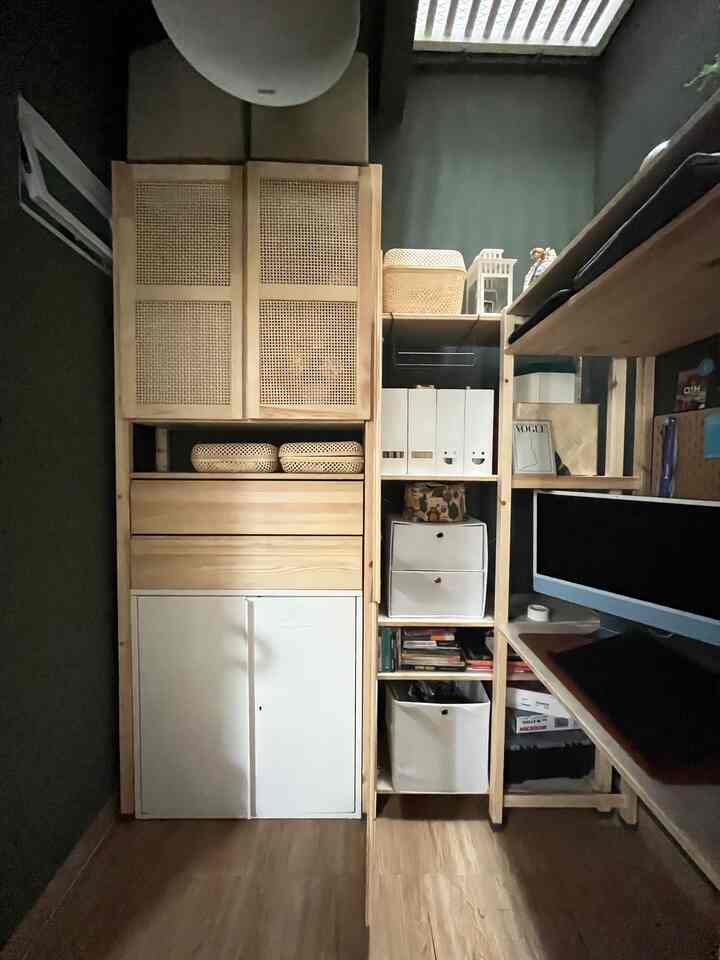 Memanfaatkan area mini ini 1.6 x 1.5 menjadi 2 fungsi utama! Home Office + Gudang ❤️

 #RuangSempit
#TipsMaksimalkanRuang #NeverTooSmall
#HomeOffice #Gudang #Storage #RumahMungil