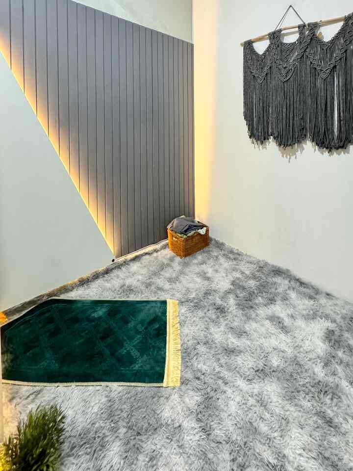 Memaksimalkan ruangan dengan storage tersembunyi! 

Banyak yang gak tahu kalau dibawah ruang sholat ini ada storage tersembunyi. jika kita angkat karpet, maka akan ada 3 kotak penyimpanan bawah. 

Kami biasa menaruh majalah dan buku lama, serta stok selimut di storage tersebut. Ruang sholat ini cocok sebagai storage karena dibuat panggung dan hanya didekor dengan karpet. Sehingga mudah dibuka-tutup. Storage ini dibuat custom dengan vendor interior ketika membuat sekat ruangan. 

#ruangsempit #tipsmemaksimalkanRuang #NeverTooSmall #RuangSholat 