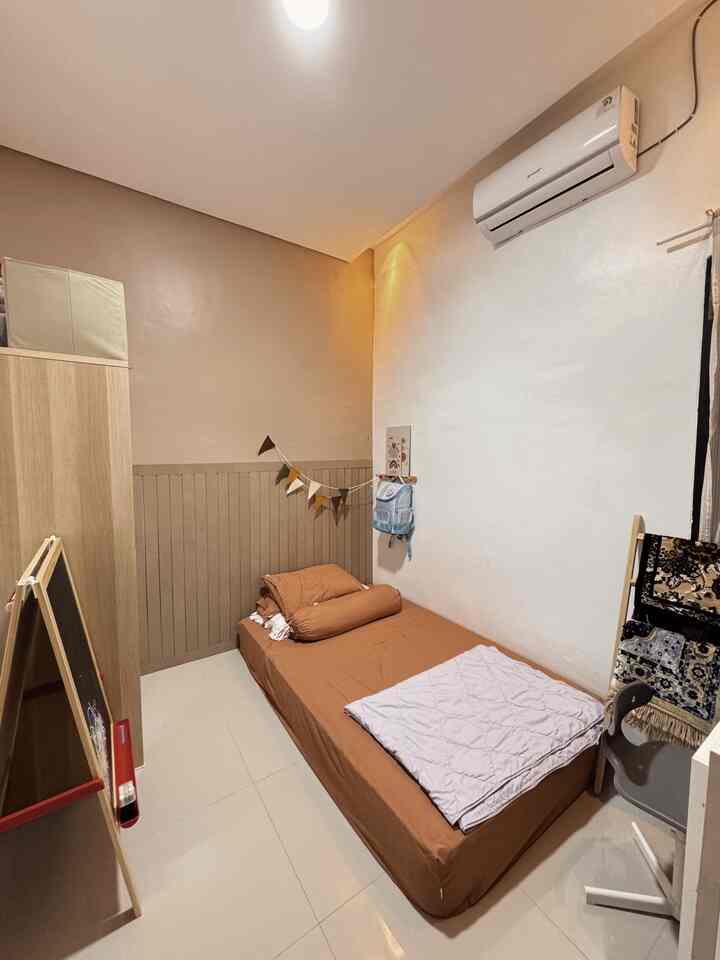 ✨Memaksimalkan ruang tidur anak di area terbatas✨

hai tetangga online ... 
kali ini aku mau berbagi tips utk memaksimalkan penggunaan ruangan di area terbatas . 

ini adalah kamar anak ku yg ukurannya tdk terlalu besar yaitu 3m x 2,5m nah agar tetap nyaman & ruang gerak tdk terbatas aku menggunakan kasur berukuran 120x200cm , penggunaan lemari yg tdk terlalu besar cukup utk pakaian anak hingga remaja, meja belajar dgn lebar hanya 60cm,ruang penyimpanan yg dipasang di dinding sekaligus  area bermain & melukis . utk kotak penyimpanan mainan kalian bisa gunakan kotak serbaguna dan bisa di taro diatas lemari yah . sehingga ruang gerak masih leluasa ✨

semoga menginspirasi yah tetangga online

#Ruangsempit
#TipsMemaksimalkanRuang
#NeverTooSmall
#rumahsegaris
#inspirasikamaranak
#homeinspo
#stylingkamaranak
