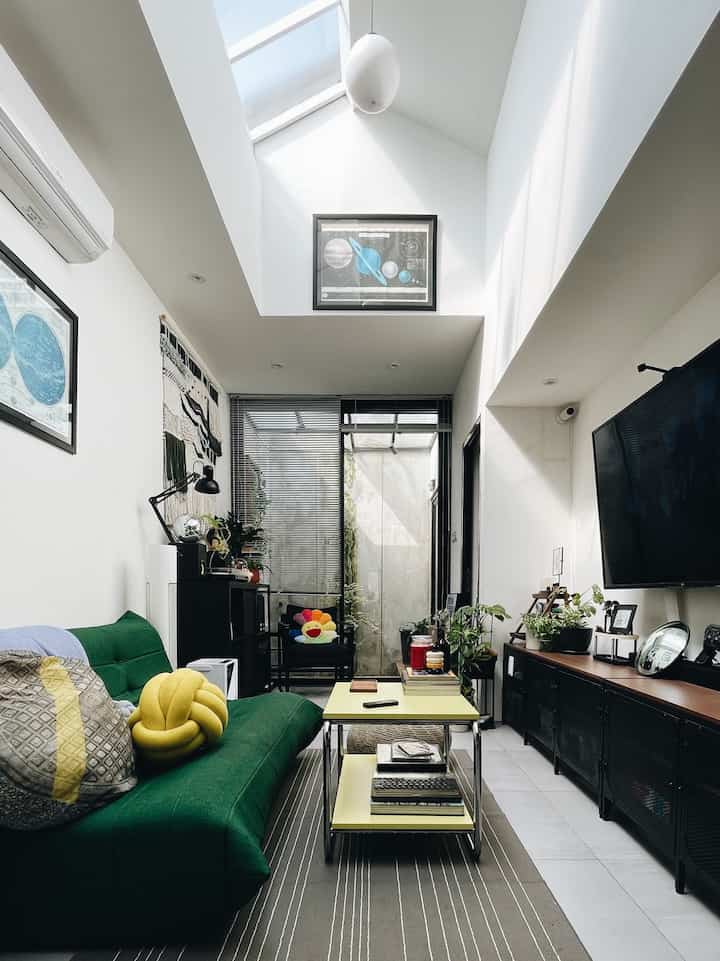 Mengakali rumah mungil dengan menambahkan banyak storage. Mulai dari cabinet di bawah tv. Cabinet yang berfungsi sebagai sidetable di sebelah sofa, serta meja turntable yang dibawahnya juga bisa digunakan untuk menyimpan berbagain alat-alat dan printilan lainnya #RuangSempit #TipsMaksimalkanRuangan #NeverTooSmall #rumahmungil #livealone #decor #decorideas #decorinspiration #decorinspo