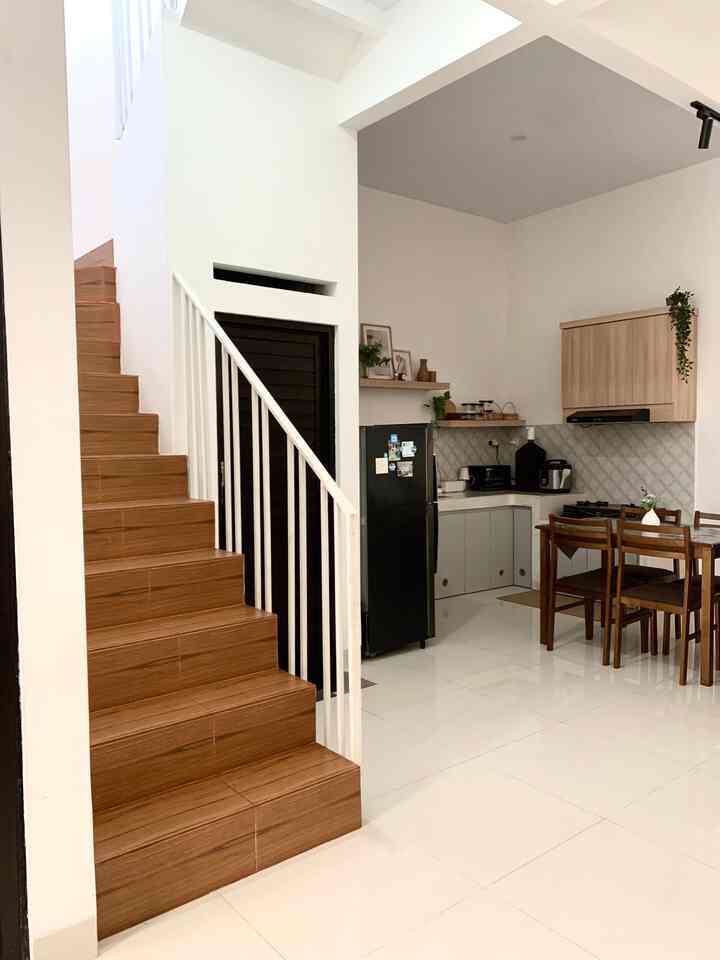 Area tangga di rumahku ✨

Tangga simpel dengan dinding yang kubiarkan kosong. Granit tangga berbeda dari lantai lain yaitu menggunakan granit matt motif kayu warna oat. Tangga tidak licin dan warna netralnya senada dengan tone rumahku secara keseluruhan. Area bawah tangga digunakan untuk kamar mandi dengan pintu aluminium yang ringan namun tahan air.

#homedecor #rumahminimalis #openspaceconcept #homestyling #tanggasimpel #livingroom #livewithkids