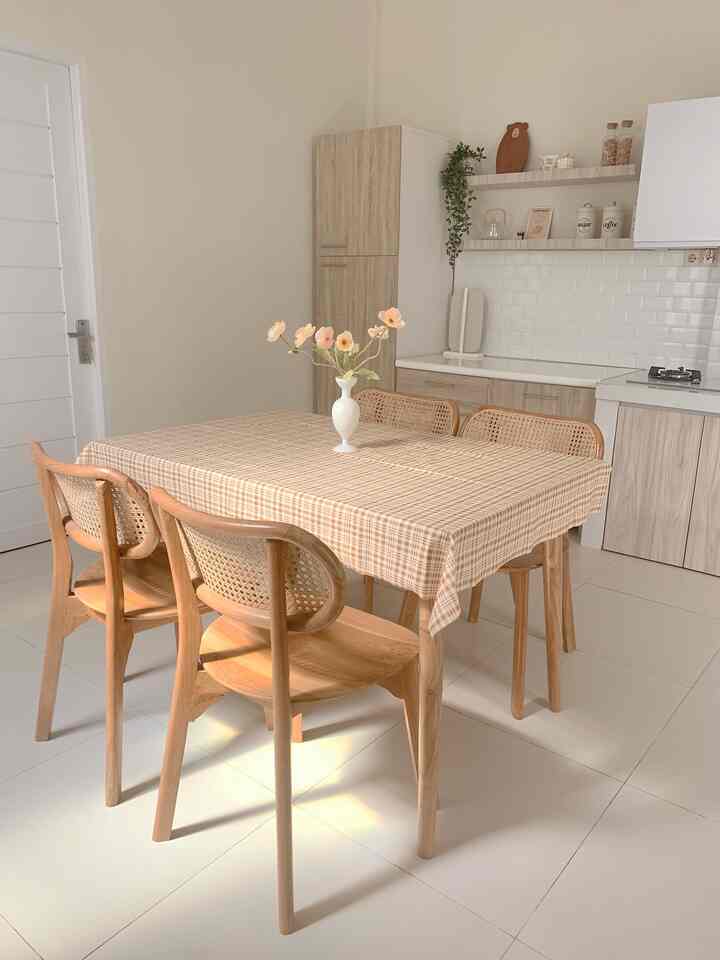 Tempat favorit setelah kamar dirumah saya adalah dining room☺️
Jika bosan dikamar biasanya saya suka duduk - duduk disini sembari nonton , baca buku atau sekedar makan. 
Memilih set meja makan berbahan kayu jati agar awet dan tahan lama. Perawatannya pun mudah. Untuk designnya saya memilih yang mix rotan pada sandaran agar tidak monoton.
#diningroom #inspirasimejamakan #inspirasiruangmakan #ruangmakanminimalis #diningroominspo