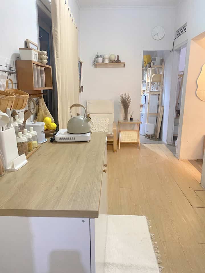 Sepanjang koridor di rumah yg banyak sekat, pngen bgd deh bobok tembok itu biar keliatan luas gtu tapi kok mager debu dan drama renovasinya ya
Tapi alhamdulillah di syukuri dulu yg penting rapi dan nyaman untuk di tempati
Heppi wiken everyone 
#rumahpedesaan #rumahmungil #dapursegaris #inspirasidapurmungil #dekorasidapurmungil #rumahdinas #japandi #minimalis