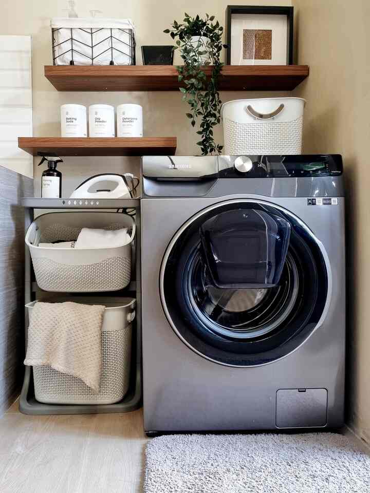 Memanfaatkan lahan laundry area sempit dg membeli beberapa storage dan menatanya di ambalan gantung supaya rapi.   Ini laundry room versi low budget yaa. Jangan lupa organize tone warnanya supaya estetik #RuangSempit #TipsMemaksimalkanRuang #NeverTooSmall