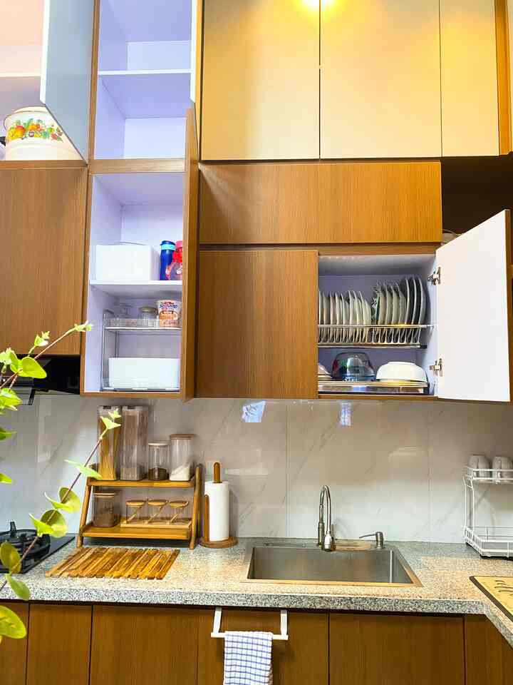 Ini dapur atau gudang? Dua2 nya ya. Melanjutkan tema menyiasati ruang terbatas dengan storage, kabinet dapur juga kami pakai untuk menyimpan barang2. 
#storagedirumah
#ruangterbatas
#idedapur
#kabinetdapur
#dapurbersih
#iderumahminimalis