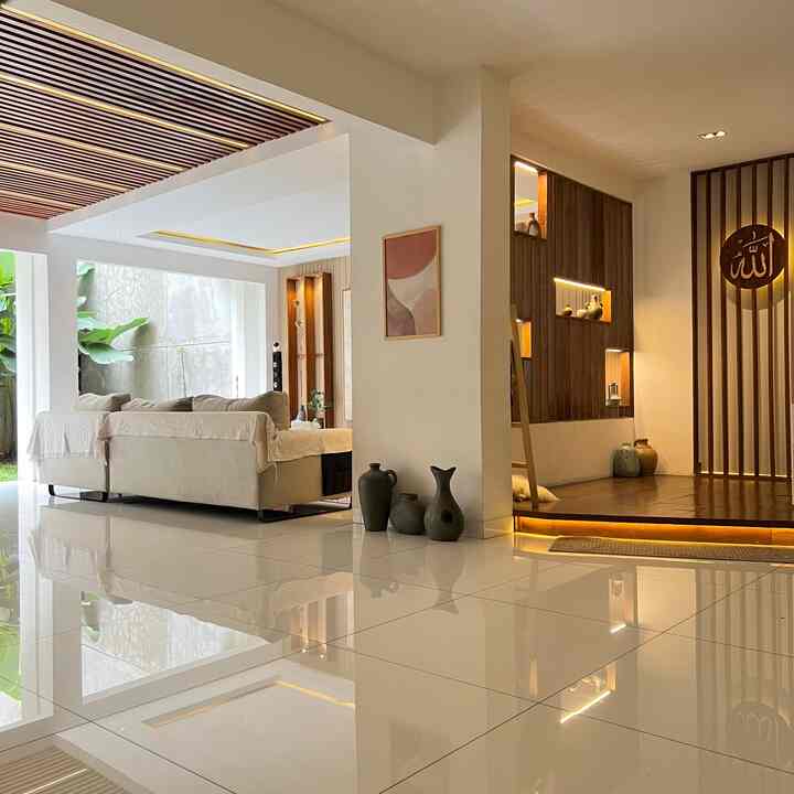 Ruangan di lantai 1 ini utk bagian musholla menyatu dengan area living room dan juga taman, musholla di design dgn konsep minimalis biar ibadah makin kusyuk.. 

Untuk lantai aku pakai dari kayu jati biar lebih nyaman :) 

#musholla #homedecor #inspirasirumah