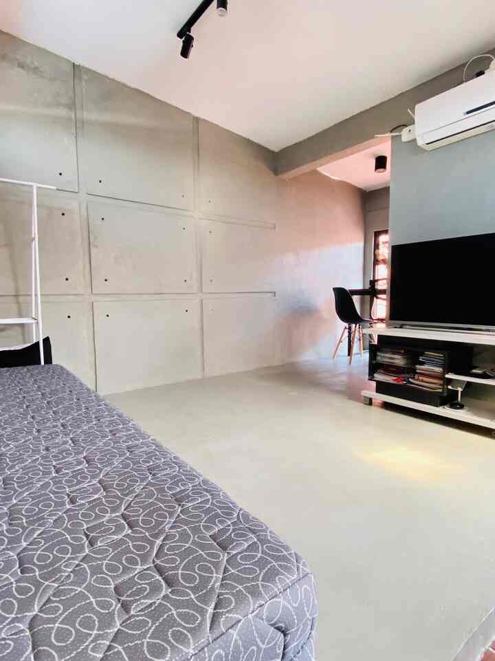 Ada yang tau apa aja yang baru di foto ini ? 😆🫶🏻
Terpikir berulang-ulang, banyak rumah dengan space besar yang bikin banyak kamar di dalamnya walau sebetulnya penghuni utamanya sedikit, karena alesannya rumahnya di momen-momen tertentu jadi tempat kumpul keluarga 😊🫶🏻
.
Dipikir-pikir iya juga sih, cuma apa kabar buat kami-kami yang rumahnya minimalis dengan kapasitas space seada-ada disitu2 aja 😆😩🫠
.
Finnally dengan space seminimal-minimalnya ini, aku konsep rumah minimalis ini jadi multifungsi  serbaguna dan serba ada, percaya gaa? 😆😆😆
.
Salah satu highlightnya ada di lantai mezanine ini, jadi di lantai mezanin 5x4,5m2 ini yang biasanya sehari-hari difungsikan jadi tempat nonton TV & nyetrika, di momen-momen tertentu bisa jadi alih fungsi sejenak jadi tempat tidur tamu, karena kebetulan kami penghuni sehari-hari dirumah banyak beraktivitas di lantai bawah 😬🫶🏻
.
Solusi tempat tidurnya aku pakai kasur lantai portable begini karena kupikir gak perlu kasur paten yang ntah dimana naronya karena biasanya tamu atau keluarga yang ikut menginap gak selalu tiap hari betul ? 🫶😁🙏
.
#RuangSempit #TipsMaksimalRuang #NeverTooSmall