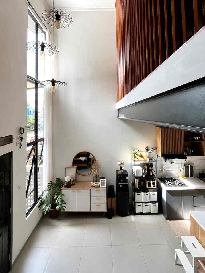 Luas bangunan rumahmaknaa hanya 5 x 6 meter. Jujur awalnya kami kebingungan bagaimana menata rumah yang kecil ini agar tidak sempit dan sumpek. Butuh waktu kurang lebih satu tahun untuk mendapatkan layout rumah yang sesuai kebutuhan juga keinginan kami. 

Hal yang kami lakukan untuk memaksimalkan rumah lahan terbatas ini adalah dengan menggunakan konsep open space dan memilih furniture yang multifungsi. 

Misalnya :
1. Memilih Credenza dengan kabinet dan drawer sehingga bisa ada penyimpanan tambahan. 

2. Memilih menggunakan movable kitchen island dibandingkan meja makan untuk menambah penyimpanan di area dapur. 

3. Memilih menggunakan sofabed dibandingkan sofa biasa sehingga bisa menjadi kasur tambahan ketika ada kerabat atau saudara yang menginap. 

4. Memilih kabinet tv dengan banyak storage, jadi bisa menyimpan lebih banyak barang. Dalam hal ini di rumahmaknaa meja tv jadi tempat storage mainan anak. 

Semoga ada manfaat yang bisa diambil dari postingan ini 🤍

#RuangSempit
#TipsMemaksimalkanRuang
#NeverTooSmall
