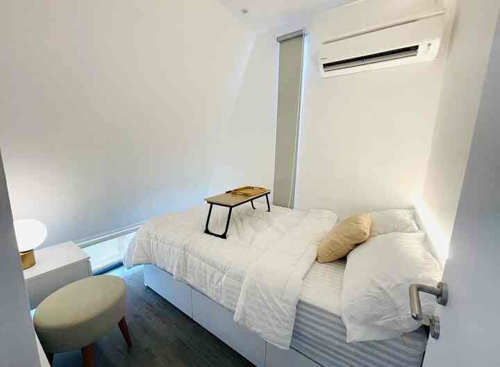 #RuangSempit #TipsMemaksimalkanRuang #NeverTooSmall ini adalah ruangan tersempit di rumahku. Luasnya hanya 2x2,1 m. Yang terpikirkan saat ini adalah tidak menggunakan lemari tapi pakai laci bawah kasur saja untuk menaruh baju2, meja menggunakan meja lipat yang ditempel didinding, lalu ada juga meja kecil untuk sekedar membaca buku atau kerja dengan laptop diatas kasur