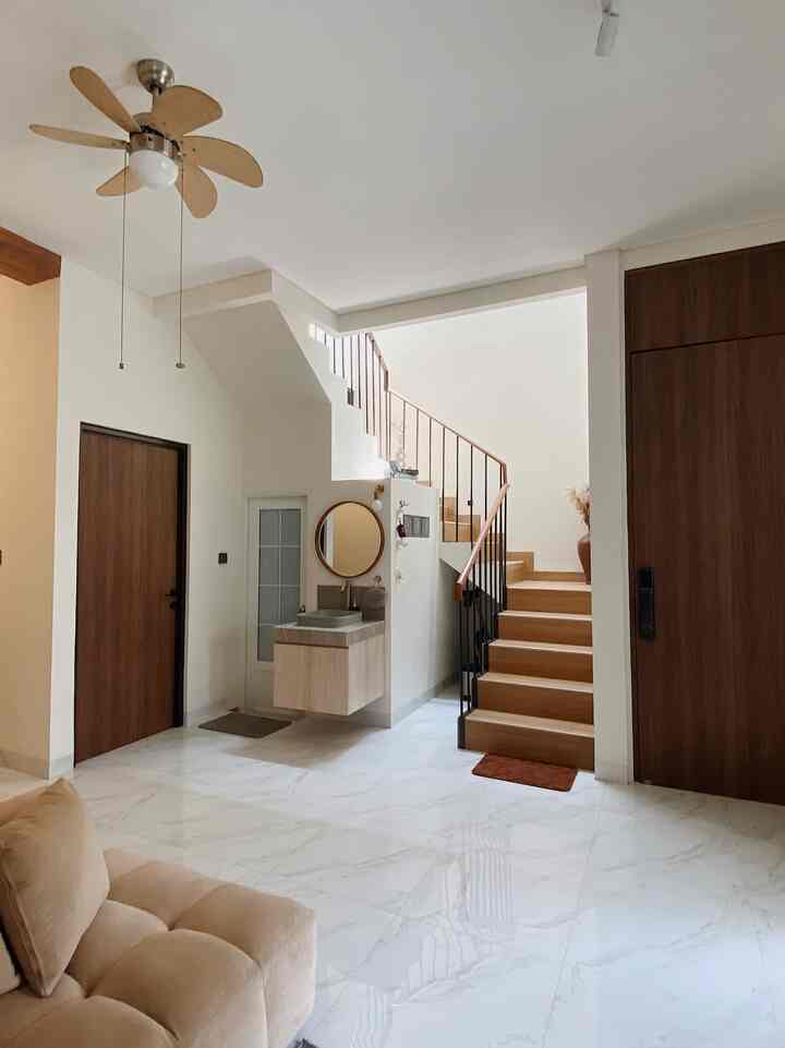 Ada kamar mandi tersembunyi diantara tangga. Yap, karena lahan terbatas namun karena rumah kamu 2lt, perlu dipikirkan dimana kamar mandi bawah. Akhirnya diputuskan posisi dibawah tangga dengan tambahan 30cm kebawah lagi supaya ga terlalu mentok buat yg badanya semampai 🫢🫢

Kamar mandi dibuat minimalis, namun tetap ada bukaan dari dalam supaya tidak sumuk. Bisa dilihat dari berbagai angle, biarpun kamar mandi, tapi tidak merusak penampilan rumah. 

Kami berikan 3 glass box agar ada extra cahaya dari sisi dalam Kamar mandi. Pencahayaan adalah kunci agar kamar mandi tidak mudah lembab.


#RuangSempit
#TipsMaksimalkanRuang
#NeverTooSmall
#griyanagari
#japandihouse
#powderroom