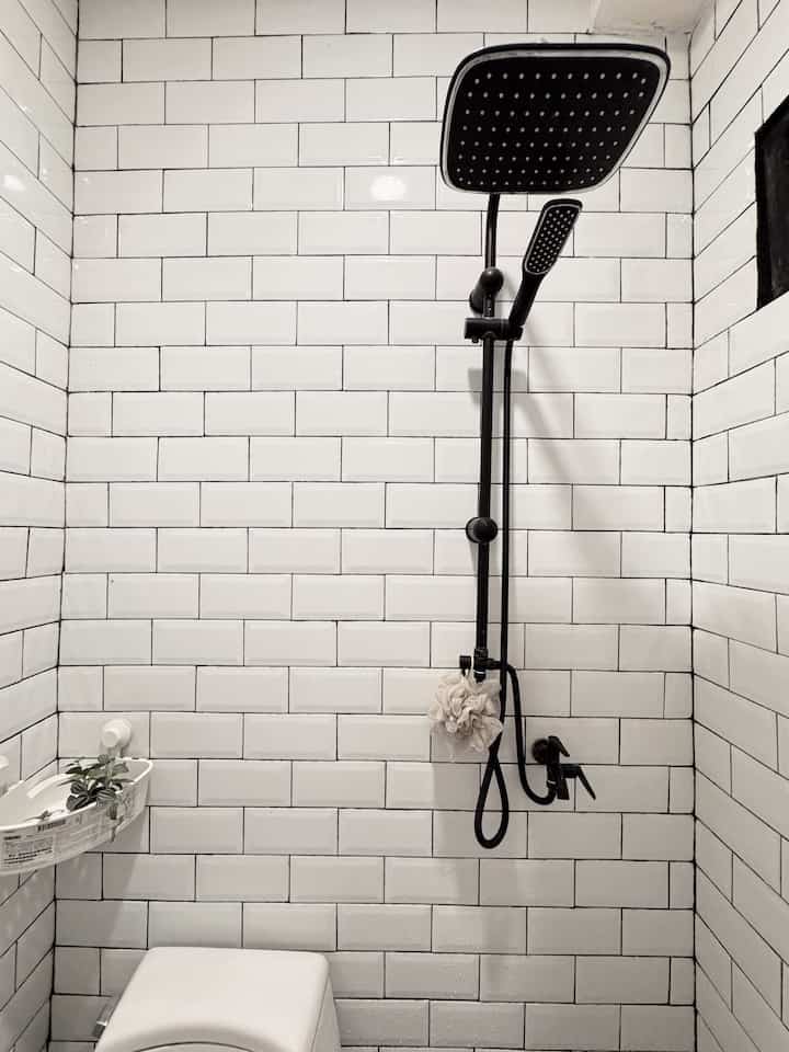 ✨kamar mandi ganteng dilahan terbatas✨

hai tetangga O!house..
ini dia tampilan dari kamar mandi ganteng di rumah segaris ku . 

utk ukuran kamar mandi ini masih bawaan dari developernya yah . kamar mandi ini cukup utk toilet duduk dan shower . disini aku gak pakein pembatas antara area basah dan kering supaya ruang gerak masih aman. 

semoga menginspirasi ✨

#stylingkamarmandi
#homedekorinspo
#kamarmandiganteng
#japandihome
#rumahsegaris
