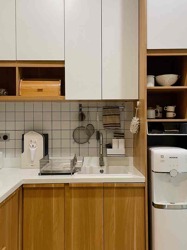 Fav spot di dapur @rumahghanefa ✨

Yap! Kitchen sink! Entah kenapa yaa kegiatan cuci piring ini adalah pekerjaan ter'mending' dibandingkan kegiatan domestik lainnyaa

Selain itu, area ini juga paling gampang di-styling 🤎

#favspotdapur #dapurjapandi #dapurminimalis #dapurwhitenwood #inspirasidapurjapandi #dekoradidapur 