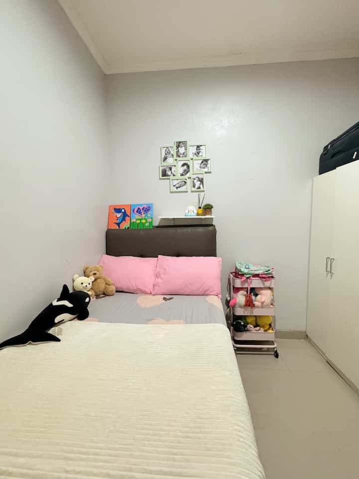 • Kids bedroom •

Kids bedroom ini ukurannya kurang lebih 2,8 x 3 meter persegi, karena kamar ini untuk 2 orang anak. Jadi kami putuskan untuk menggunakan tempat tidur model bertingkat seperti ini supaya lebih hemat space. 

Kami juga menggunakan ambalan sebagai pengganti nakas, dan rak troli untuk menyimpan keperluan anak, yang juga bisa dipindahkan dengan mudah.

Dikamar ini, kebanyakan dekorasinya adalah pilihan dari anaknya sendiri. Sehingga ruangan ini jadi ruangan yang paling "berwarna 🌈" dirumah ini.

#kidsbedroom #kamartiduranak #lifewithkids #roomdecor #homedecor #roomideas #kidscorner 