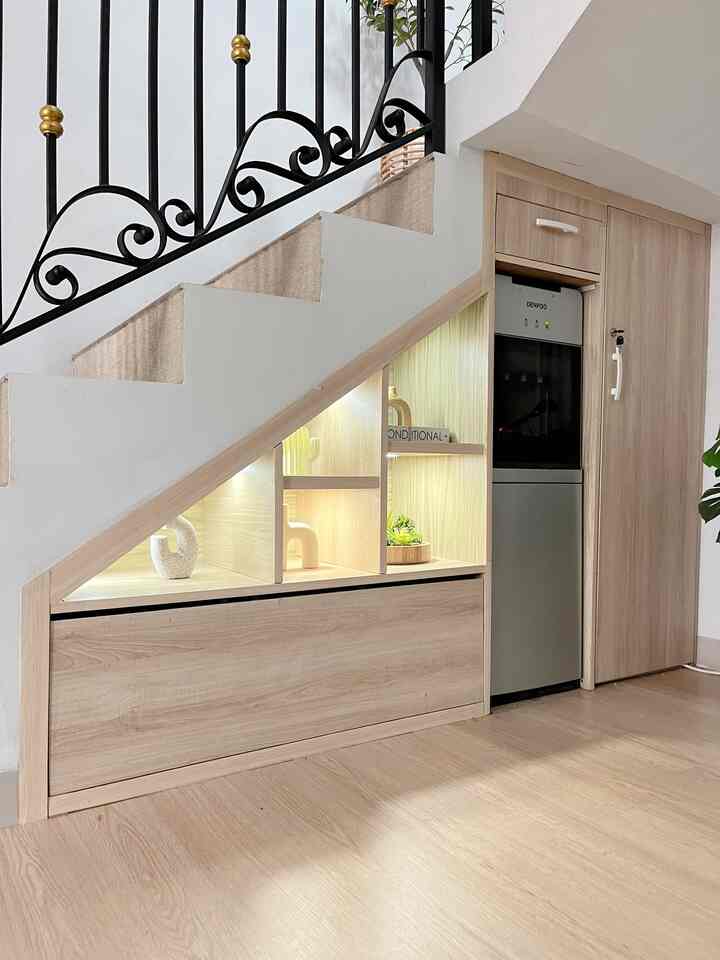 Salah satu sudut bawah tangga yg difungsikan sebagai 3in1

Detail ukuran :
Tinggi : 137 cm
Panjang : 195 cm
Lebar : 120 cm

Material Bahan :
Rangka : Multiplex Melaminto
Fininshing : HPL Taco kode TH 178 GL - Kunst Teak 

Total budget yg dikeluarkan Rp 5.800.000 (include dengan ongkir ) di tahun 2022 area Bekasi 

Untuk rangka sebelah kiri dispenser, ada 2 bagian
☑️ bagian atas : untuk hiasan dan belakangnya masih luas untuk gudang
☑️ bagian bawah : untuk rak sepatu dan belakangnya masih luas untuk gudang juga

Untuk rangka sebelah kanan dispenser, tidak ada sekat sehingga full luas untuk gudang sampai di belakang rak sepatu

#inspirasikabinet
#inspirasikabinetbawahtangga
#inspirasilemari
#designbawahtangga
#designlemaribawahtangga
#kabinetminimalis
#inspirasikabinetminimalis
#homedecor