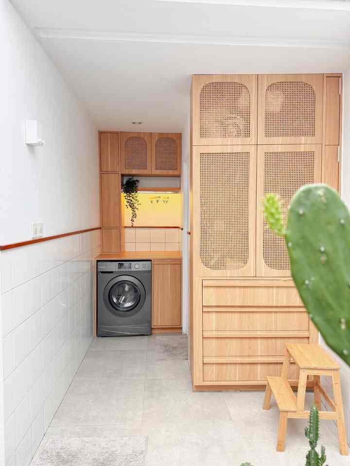 Area service + laundry room di ruangan ini hanya memiliki luas 3.2 x 2.2m.
Untuk memaksimalkan ruang yang terbatas kami membuat storage full hingga plafon agar bisa menampung kapasitas yang lebih besar dari mulai penyimpanan kebutuhan laundry, alat kebersihan, perkakas rumah tangga dan rak penyimpanan sepatu.
Pada area ini juga dibuat kamar mandi service/ kamar mandi cadangan khusus untuk menunjang kegiatan di area service.

#RuangSempit #TipsMaksimalkanRuang #NeverTooSmall #LaundryRoomDesign #LaundryRoomInspo #LaundryRoomIdeas #ServiceArea