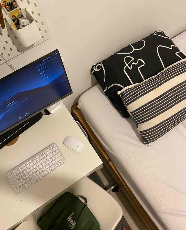 Second bedroom di semsemhouse di jadikan sebagai tempat istirahat serta bekerja, dilengkapi dengan jendela kecil namun full dari atas ke bawah untuk bisa mendapatkan udara yang berkualitas di pagi hari karna bukaan langsung menuju ke taman.

Warna di dominasi putih agar terlihat lebih luas.

#secondbedroom
#blackandwhite
#RuangSempit
#TipsMaksimalkanRuang #NeverTooSmall
