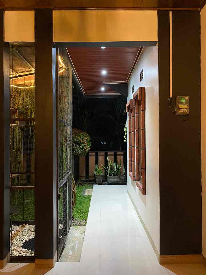 Teras 

Teras samping dengan bentuk L yang baru di retouch catnya ini jd favorit baru dirumah perpaduannya suka banget warna hitam dan putih di tambah lampulampu bikin suasana cozy diteras rumah 🥰..

#TerasrRumah
#Halamandepanrumah
#RumahTanpaArsitek
#Bananahome
#Decorlowbudget
