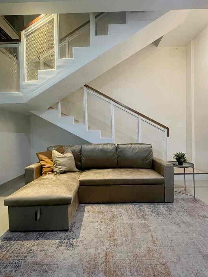Maksimalkan ruang ala @rumahghanefa ✨

1. Memilih sofabed yang bisa dijadikan kasur saat ada banyak sodara yang menginap + storage tambahan yang ada dibawah sofa

2. Rak vertikal di kamar anak untuk memaksimalkan penyimpanan mainan yang cukup banyak.

3. Lemari 'transit' sampai plafon yang mengakomodir seluruh printilan kegiatan luar ruangan dan menjaga ruang keluarga tetap rapi, berhubung kami tidak punya ruang tamu. 

4. Kabinet atas dapur sampai plafon supaya semua perabot perdapuran punya 'rumah' 

5. Membuat rak sabun yang menjorok kedalam supaya untuk memaksimalkan space kamar mandi yang terbatas. 

Kalau tetangga online paling suka yang nomer berapaa? 🫶🏼

#nevertoosmall
#tipsnemaksimalkanruang
#ruangsempit