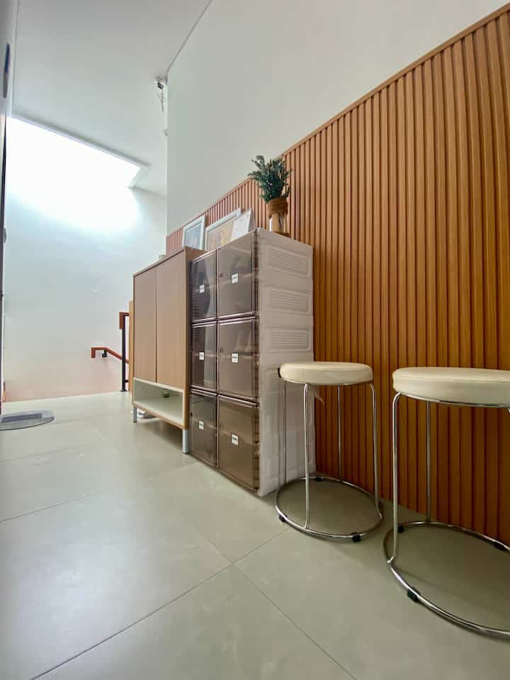 Hallway yg berada di lantai 2 ini difungsikan sebagai tempat untuk menaruh rak sepatu #hallwaydecoration #simpledecoration #rumahdeveloper #idedekorasi #idehallway #lorongmasuk 