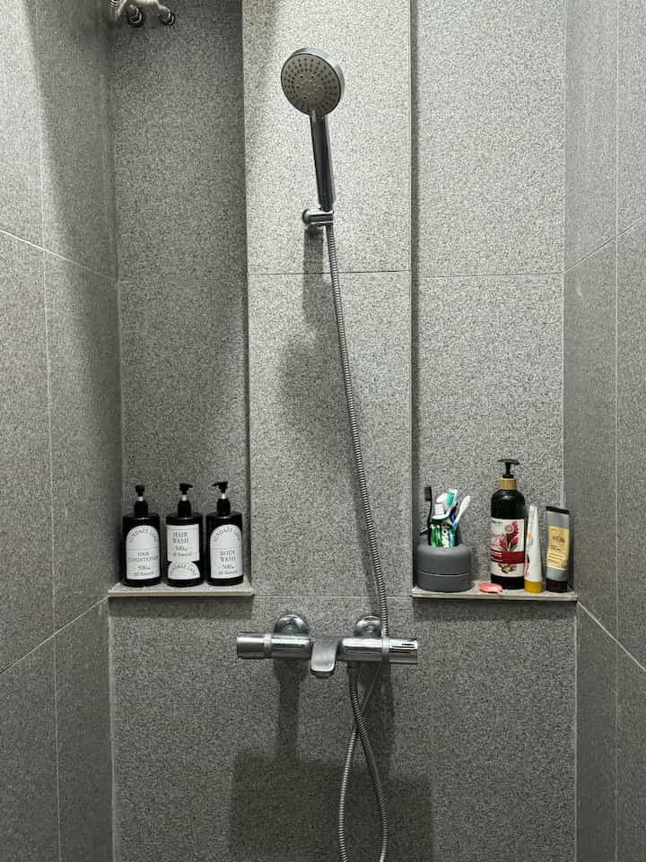 Main ke toilet rumah kami yuk! 
Toilet bawaan developer ini kami sulap dengan keramik serba warna abu agar terlihat elegan🖤 

#kamarmandiminimalis
#dekorkamarmandi
#dekortoilet
#toiletkering 
#toiletrumah
#inspirasitoilet