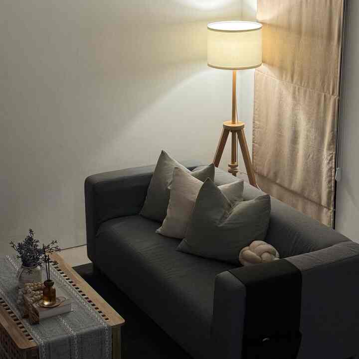 Cerita sedikit tentang living room di Nurama House ✨

Living room disini terbilang ukurannya yang kecil, hanya 2,2 m x 3,6 m. Dikombinasi dengan wpc dibalik area tv, cukup jadi pembeda antara ruang lainnya. Karna area ini sempit, jadi aku menyiasatinya dengan meja tamu yang didalamnya bisa untuk menyimpan berbagai barang. Contohnya disini aku simpan 4 batal sofa ukuran 40x40 cm, meja belajar lipat, dan hiasan bantal bulat 2 pcs. Kapasitasnya lumayan besar, aku ambil di ukuran 98x50 cm. Sebenarnya ada 2 pilihan ukuran, tapi aku pilih yang besar supaya muat banyak untuk extra penyimpanan dirumah.

Aku beli meja ini di IKEA, pas banget kemarin lagi promo😋 #RuangSempit #TipsMaksimalkanRuangan #NeverToSmall
