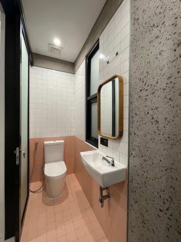 .kaman mandi mini.

Punya space 1m jadi kamar mandi emang bisa?
Itu yang ada dipikiran kami waktu bikin kamar mandi ini,,
Jadi ini kamar mandi di dalam kamar utama yg kebarnya cuma 1m,,
Jujur awalnya ragu liat space yg kecil mau jadi kamar mandi, kaya sempit banget,,

Ternyata dengan tata letak yang pas, kamar mandi 1 meter ini bisa maksimal fungsinya dan bisa tetep estetik,,


#RuangSempit
#TipsMaksimalkanRuang
#NeverTooSmall
#kamarmandimini

