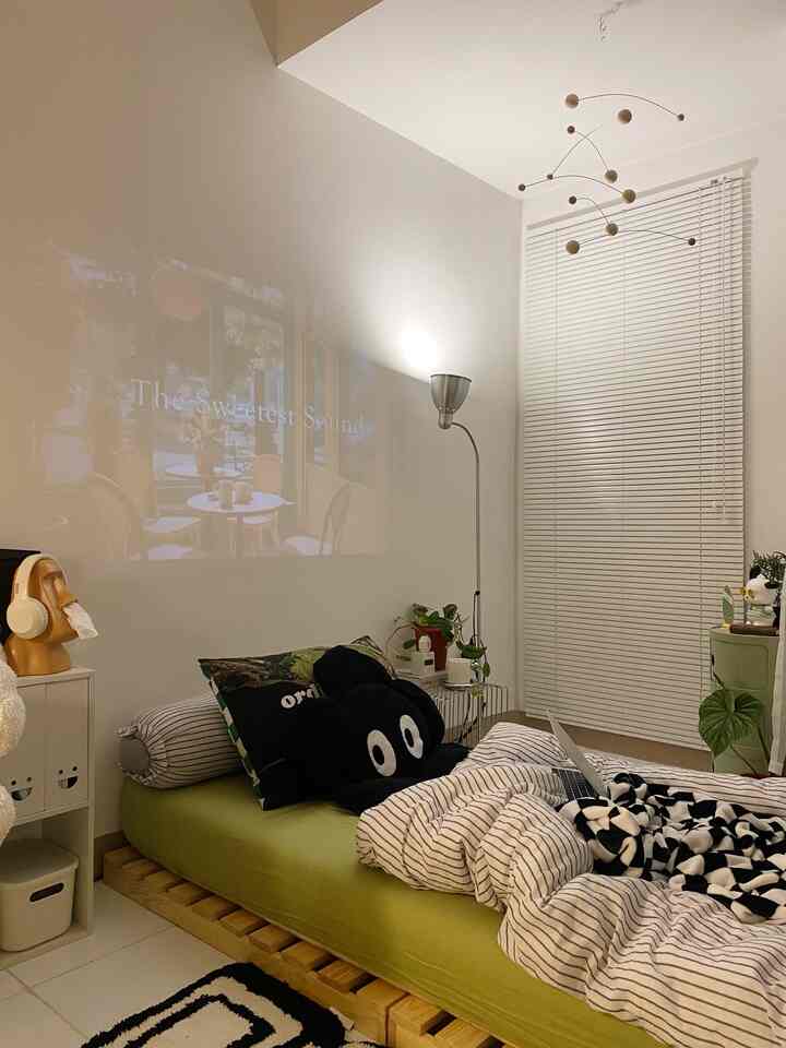 Tipe kamar : Studio 21 m2

Ketika proses penata-an, ruangan yang kecil memberikan tantangan tersendiri. Sebelum menata, wajib untuk memperkirakan aktivitas apa saja yang akan kita lakukan pada ruangan tersebut. Setelah itu, tentukan furnitur yang sesuai dengan kebutuhan aktivitas yang sudah kita tentukan sambil menata layout ruangan.
Dalam penentuan furnitur, sesuaikan ukurannya dengan kapasitas ruangan agar tetap nyaman secara fungsi dan tetap ada sirkulasi untuk bergerak.

Tambahkan elemen estetik agar ruangan nyaman dan enak dilihat.

#RuangSempit
#TipsMaksimalkanRuang
#NevertooSmall