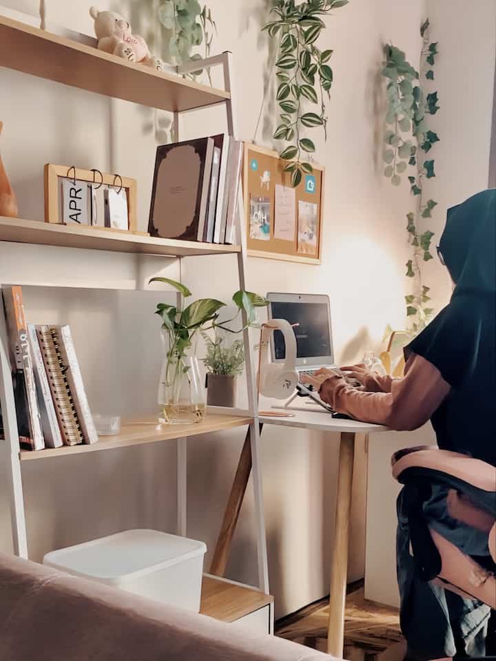 bangga jadi bagian dari ohouse, setiap gift welcome kit nya, pasti di pajang 😍 terimakasih ohouse 🤎

#minimalist #favoritespace #deskspace #aesthetic #roomjournal #rumahkontrakan