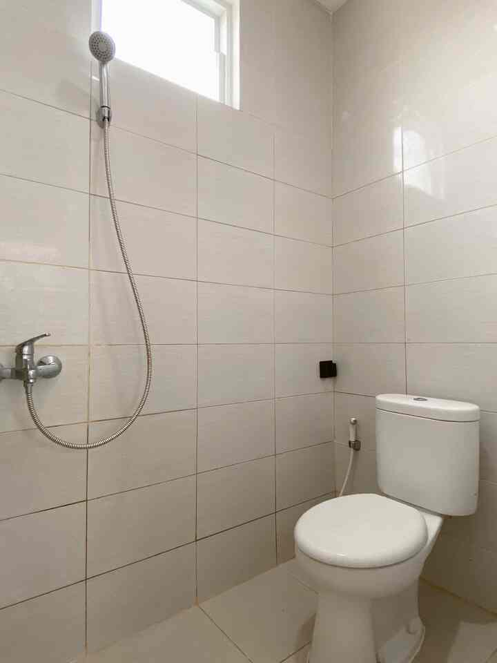 Kamar Mandi Mungil

Ukuran kamar mandi ini 1,2 x 1,7 meter, tidak banyak elemen di kamar mandi ini, hanya ada toilet, shower, dan rak sabun.
Layout kamar mandi ini masih asli bawaan developer, tidak ada yang aku ubah. 
Yang aku suka dari kamar mandi ini yaitu adanya ventilasi udara yang cukup sehingga membuat kamar mandi ini tidak terasa pengap walaupun ukurannya mungil.

#Bathroom
#BathroomStyling
#KamarMandi
#KamarMandiMungil
#RumahCluster
#RumahDeveloper