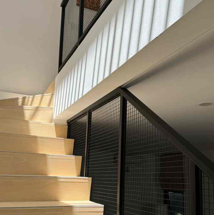 Salah satu kelebihan punya skylight:
1. Hemat listrik (listrik menyala dari jam 18.00-05.30)
2. Hampir 85% rumah jarang banget lembab, karna matahari full masuk
3. Rumah jadi terang
4. Banyak semburat cahaya cantik ketika pagi ke siang hari

Tapi skylight pun harus banget di maintenance yaa, supaya ga ada rembes/bocor dari sela-sela sambungan. Tapi aku ga nyesel ko punya skylight, karna manfaatnya banyak banget 😉 #NuramaHouse #SkylightRumah #ManfaatSkylight #RumahAntiLembab #RumahHematListrik #RumahTerang