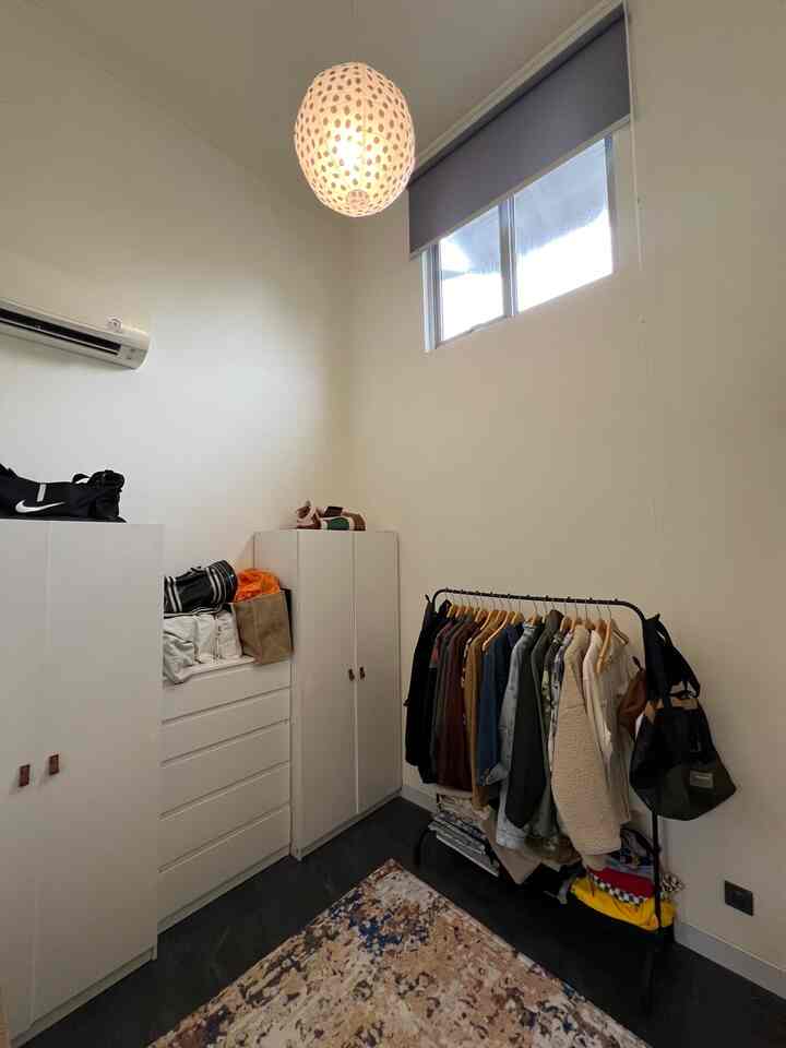 Agar ruangan kecil tetap terlihat luas, selalu tata barang2 dalam keadaan rapih dan juga selalu disimpan dalam lemari, rak atau wadah yang sesuai. Pintu geser juga bisa membantu menambah ruang gerak dalam ruangan kecil 😁 #RuangSempit #TipsMaksimalkanRuangan #NeverTooSmall