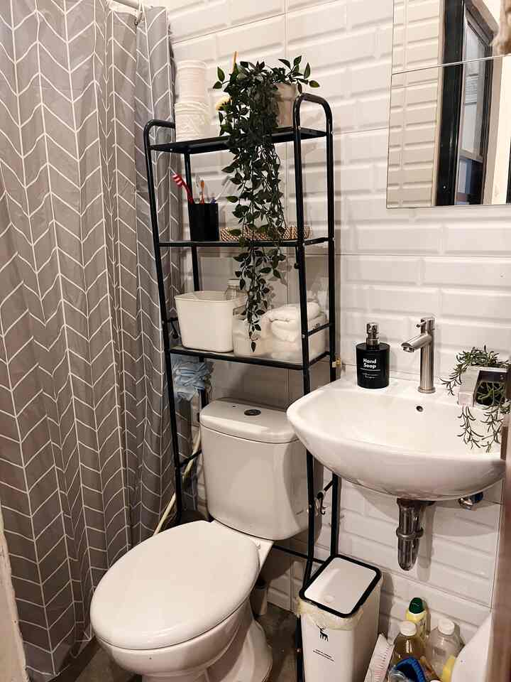 ✨AREA KECIL UNTUK KAMAR MANDI?✨ 

Kenapa gak ? 
Kamar mandi dg ukuran 2,5 x 1,3m kita sulap ga cuman toilet tapi juga shower dan wastafel. 
Kecil iya, tapi dengan ceiling plafon kurang lebih 3,5m membuat ruangan ini terasa lebih besar 💫💫 

Menarik buat temen2 yg punya area kecil dan disulap jadi kamar mandi 💫💫

Semoga menginspirasi ya! ❤️

#kamarmandiminimalis #minimalistbathroom #bathroom #rumahmungil #rumahkecil #industrialhouse #whitebathroom 

