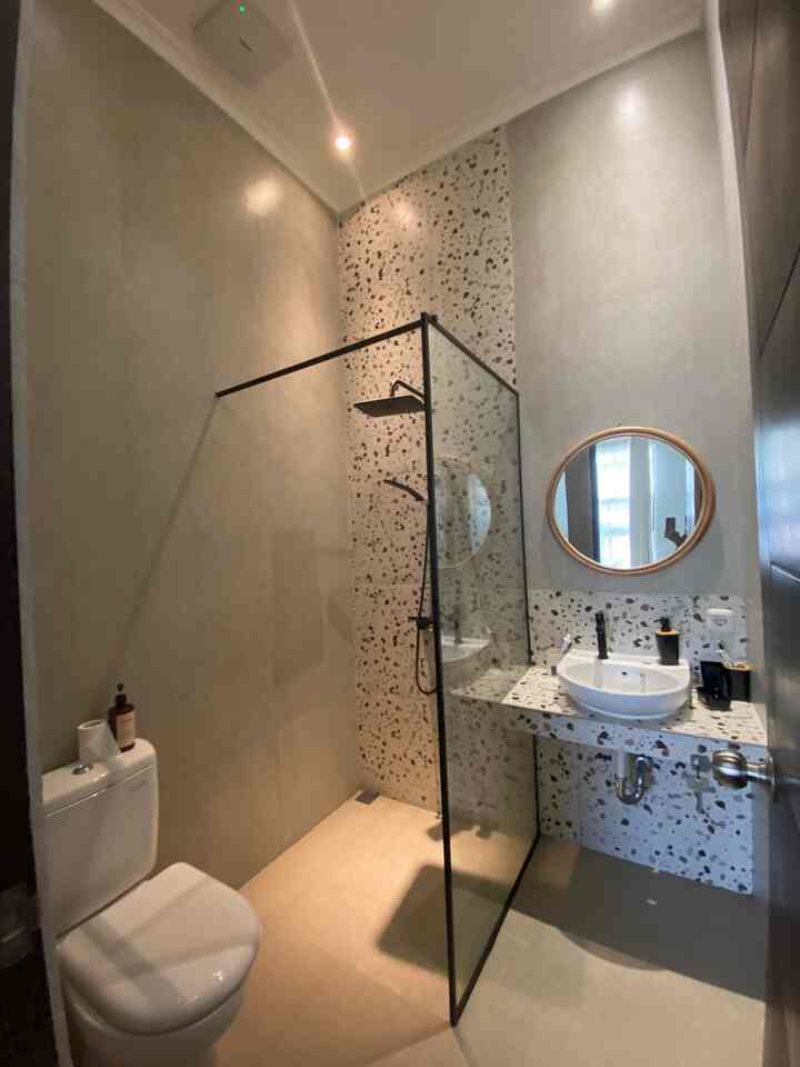 Hi tetangga online, kali ini aku mau posting lagi tentang master bathroom kami. Dulu, master bathroom ini bocor dimana-mana dan menyebabkan dinding lembab. Maka ketika kami memutuskan untuk renov kamar mandi, hal yang pertama kali dipikirkan adalah memasang keramik dinding full ke ceiling. Hal ini bertujuan agar dinding tidak mudah lembab (selain tentu nya, penyebab bocor harus di atasi terlebih dahulu). Lalu karena master bathroom ini tidak ada ventilasi langsung ke luar, kami memakai exhaust fan yang daya penyerap kelembaban nya tinggi. Cukup membantu agar kamar mandi tidak lembab dan bau.

#masterbathroom
#inspirasikamarmandi
#terrazzobathroom
#bathroominspiration
#smallbathroom