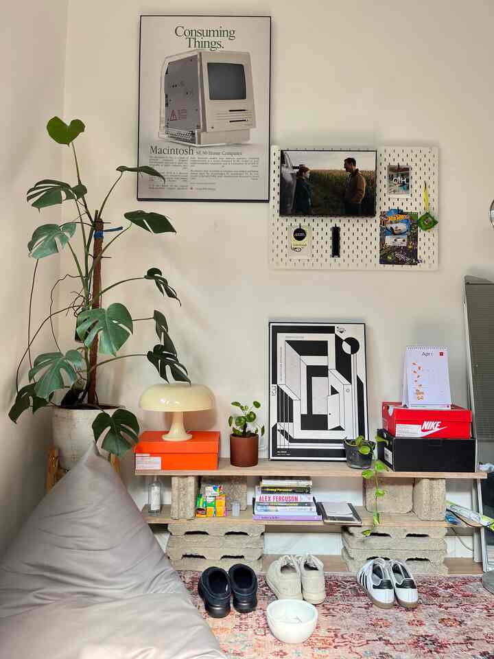 Mempunyai ruangan yg terbatas atau kecil yg berarti harus bisa memilah dan memilih kebutuhan atau decor apa yg ingin ditambahkan di ruangan tersebut👀

Aku disini hanya menambahkan barang keperluan dan dekorasi yg dirasa cocok dan fungsional aja dengan tema kamar ini.

#RuangSempit #TipsMaksimalkanRuang #NeverTooSmall #idedecorkamar #dekorasikamarkecil
