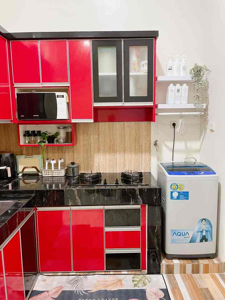 Untuk memaksimalkan manfaat ruangan di lahan terbatas, laundry room ini berada di dapur berdekatan dengan kamar mandi. 
Jadi saluran airnya langsung menyatu dengan saluran kamar mandi.

#ruangsempit #tipsmaksimalkanruang #nevertoosmall #rumahsederhana #rumahminimalis #perumahanbekasi