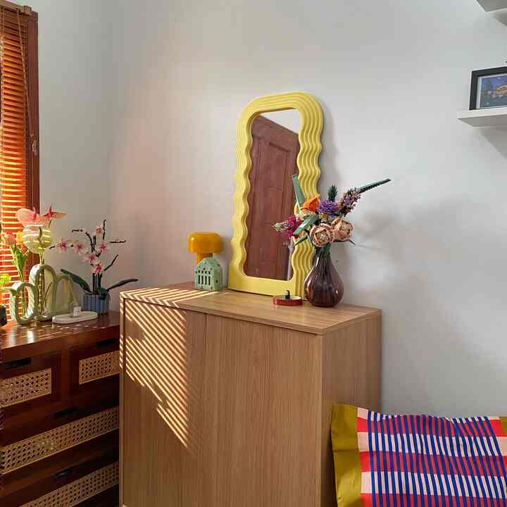 Ide menaruh cermin untuk selfie di atas rak sepatu 😅

Sebeneranya space ini salah satu sudut di ruang tami kami tepatnya pada area rak sepatu, yang biasanya jadi area pertama ketika masuk rumah maupun area terakhir ketika akan pergi

Agar tak terlalu monoton, maka kami menaruh cermin berbentuk unik ini di atas rak sepatu, agar sebelum bepergian kami bisa memastikan penampilan sudah yang terbaik

#artdeco #midcenturymodern #livingroom #depok #petparent #livingroomstyling #ruangsempit #TipsMaksimalkanRuang #NeverTooSmall