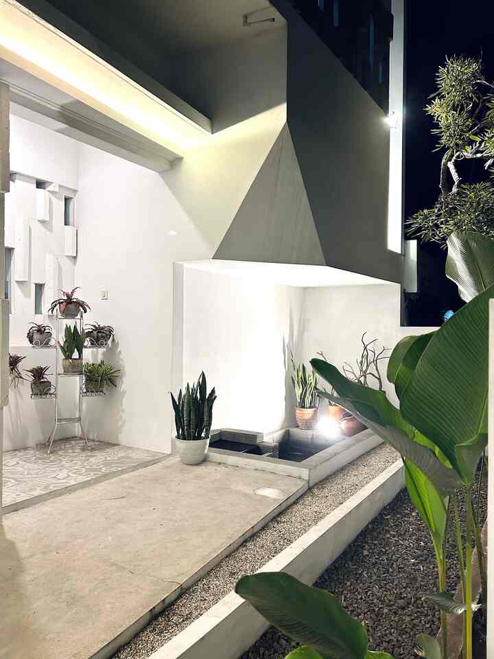 Salah satu spot yang bisa digunakan untuk bersantai di malam hari #Nightvibes #TamanDepan #Fasad #homecafe #boemisaturnus #lighting