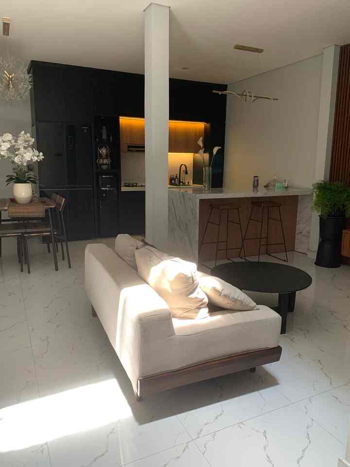 Cara mengatur ruangan yang terbatas dengan menggunakan tema open space dan 1 area difungsikan untuk beberapa jenis ruang, seperti di area lantai 1 nasr.living merupakan area livingroom yang berfabung dengan kitchen dan area ruang makan , di 1 area dengan pengaturan posisi dan menggunakan furniture untuk menjadi batas dari masing-masing area 

 #RuangSempit
#TipsMaksimalkanRuang
#NeverTooSmall
#nasrliving
#inspirasirumahmungil