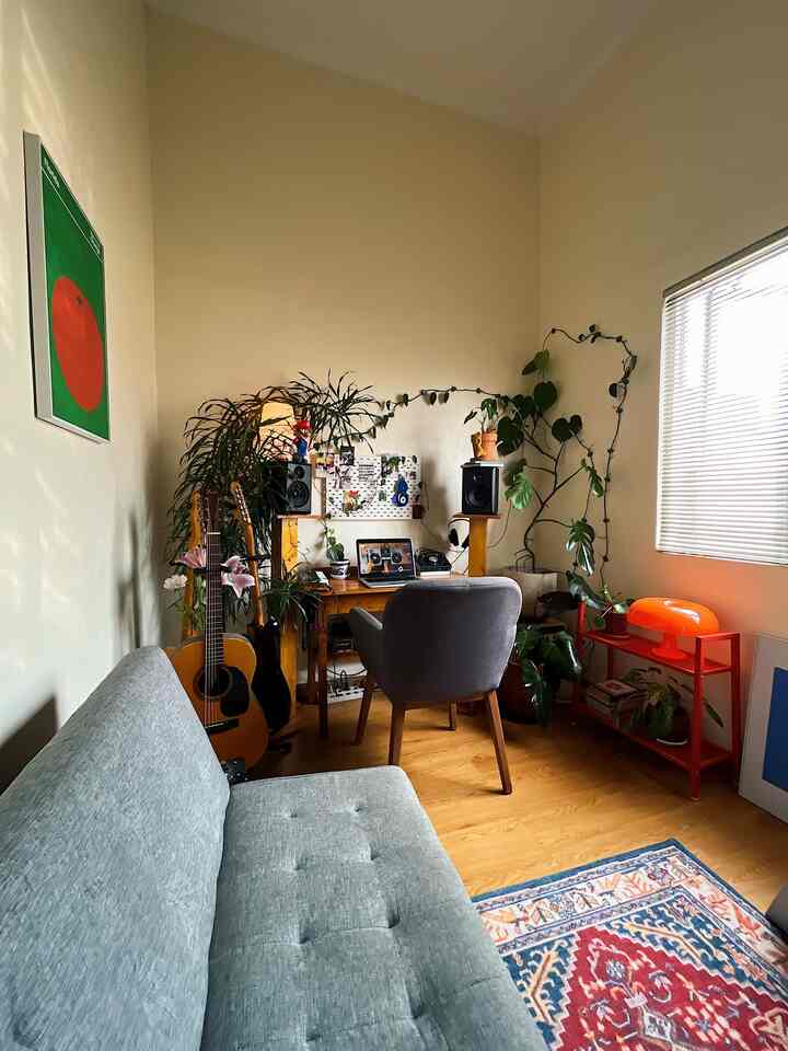 Sudut-sudut meja kerja serta rak yang dipenuhi tanaman.
#UrbanJungle
#Mezzanine
#HomeStudio
#Plants
#TanamanInterior
#Bedroom
#LivingRoom